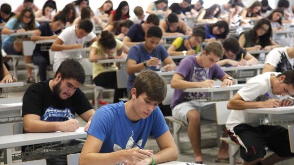 Educación destina 400.000 euros a las becas para los 198 mejores alumnos universitarios