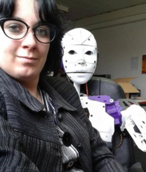 Una joven se enamora de un robot y planea casarse con él