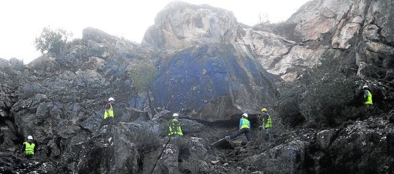 Empiezan a fragmentar la roca del Miravete