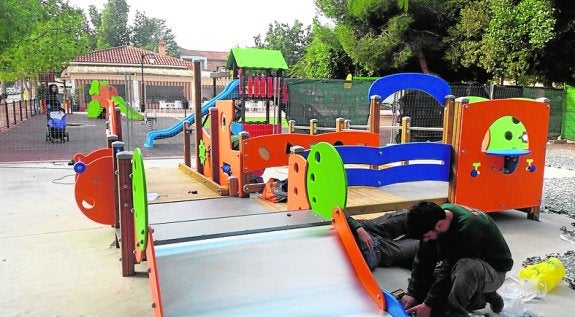 Instalan un juego infantil adaptado en el parque de la Plaza de la U