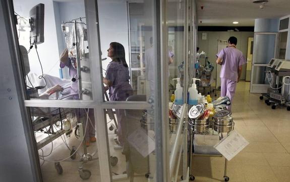 Miles de sanitarios aspiran a opositar para salir de la precariedad laboral