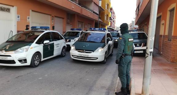 La Guardia Civil desarticula un grupo de robo y asalto a traficantes