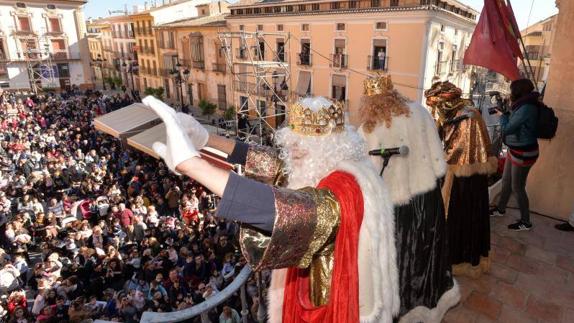 Los Reyes Magos llegan en helicóptero a Lorca