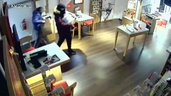 Buscan a una banda de Cáceres que saquea tiendas de móviles en segundos