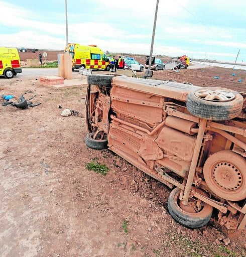 Rescatan a un anciano tras volcar su coche en La Palma