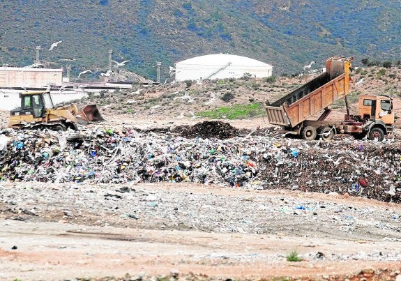 El vertedero sigue recibiendo basura sin tratar debido a la falta de medios y de personal