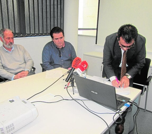 El bipartito acusa al PP de dar pagarés en blanco durante su gestión municipal