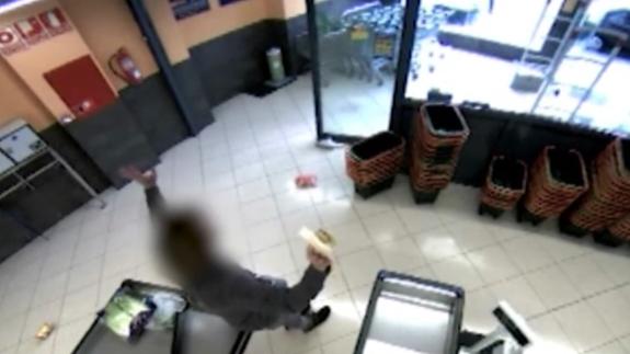 El hombre que sembró el pánico en un 'super' de Orense esperó a la Policía comiéndose un plátano