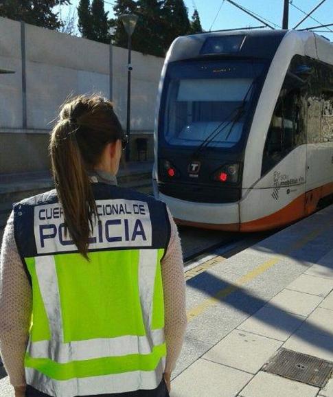 Detenido un grafitero por dañar un vagón del Tram y rociar a un vigilante