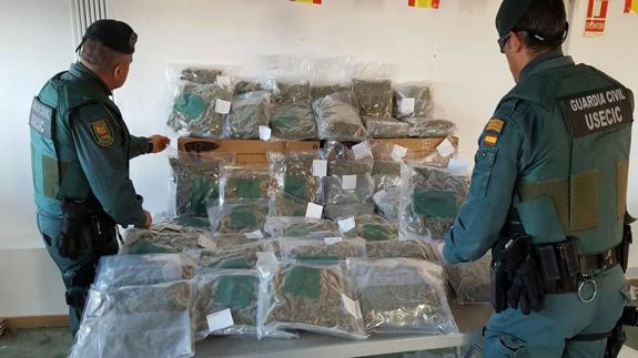 Detienen a un hombre en Ondara por transportar en su coche 26 kgs de marihuana