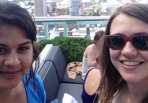 Dos amigas de Reino Unido quedan en Málaga por que es más barato que verse en Inglaterra