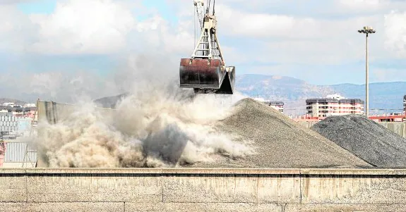 Los vecinos trasladan su ofensiva contra la contaminación de los graneles a Valencia