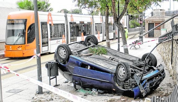 Un herido tras caer con su coche a una parada del tranvía en Alicante