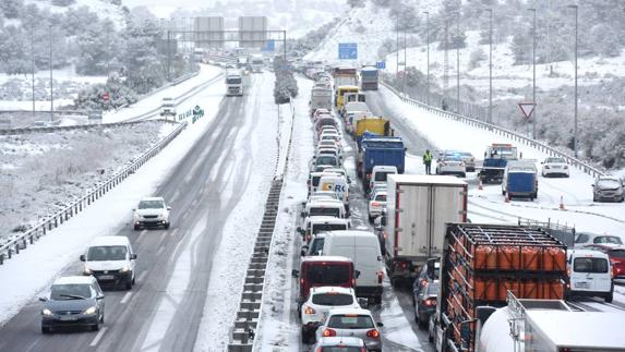 La DGT prohíbe la circulación de camiones y autobuses en el puerto de la Cadena