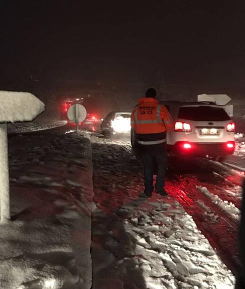 Más de 15 vehículos atrapados en el Alto de Purias