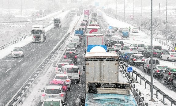 La nevada trastorna a la Región