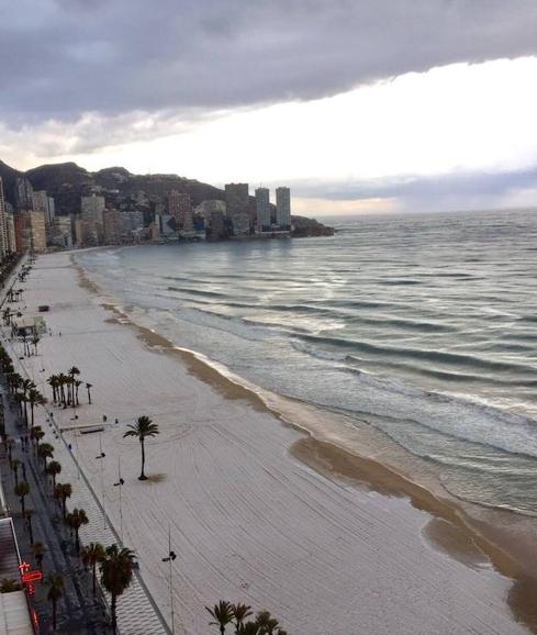 Un manto de granizo cubre las playas de Benidorm