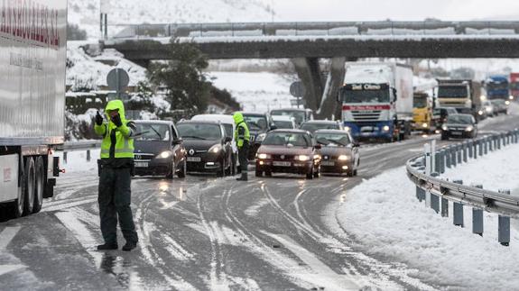 Reabiertas la A31 y A7, los coches inmovilizados pasan de 1.200 a 85