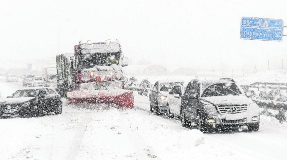 La nieve y la lluvia aíslan una decena de pueblos y llevan el caos a las carreteras