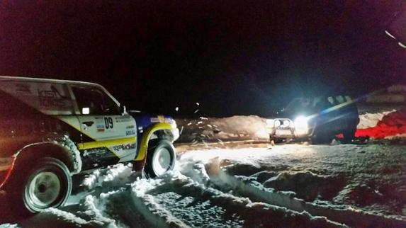 Dos pilotos de rallys ayudan con su todoterreno a rescatar a conductores atrapados en Villena