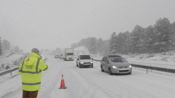 El corte de la autovía 'cierra' el Noroeste siete horas y atrapa a cientos de vehículos