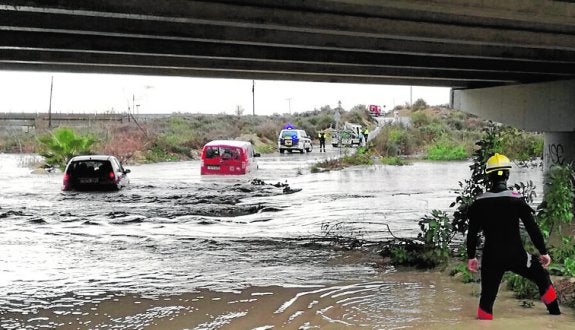 Rescatan en Alicante a dos conductores atrapados en un paso inferior inundado