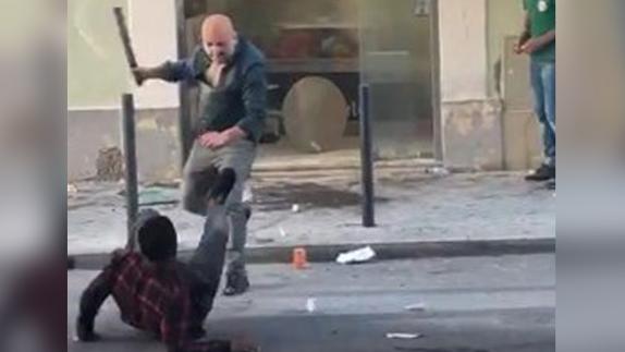 El dueño de un restaurante turco defiende su negocio con el cuchillo de la carne