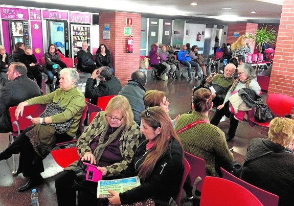 La enésima saturación de las urgencias deja a decenas de enfermos en el pasillo