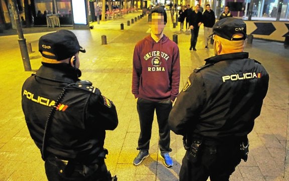 Un centenar de policías se despliegan en la capital para evitar represalias entre grupos