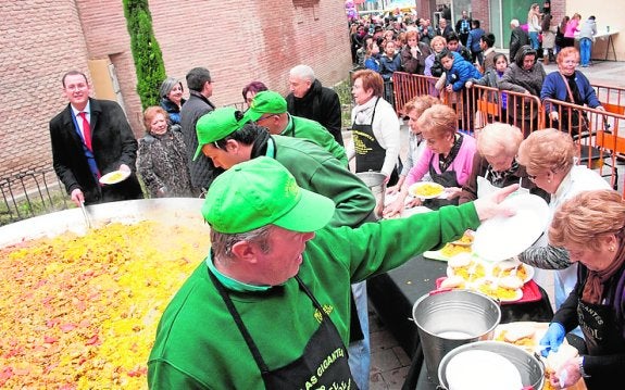 Una gran paella inicia las fiestas en Santa Eulalia