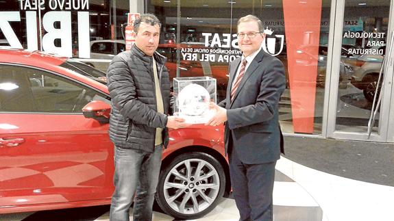 Ginés Huertas Cervantes entrega un balón especial al ganador del sorteo de la Copa del Rey