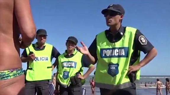 Un despliegue de 20 policías prohíben a tres mujeres hacer top-less