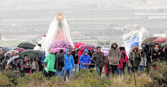Romería bajo la lluvia en La Hoya