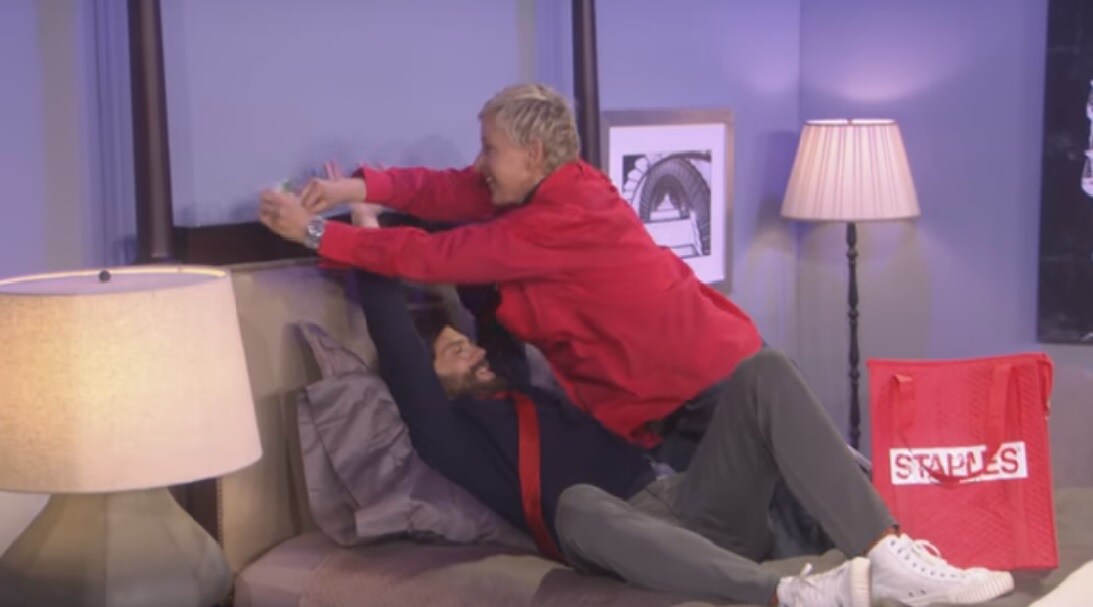 Jamie Dornan se deja atar por Ellen DeGeneres en una parodia de Cincuenta Sombras Más Oscuras