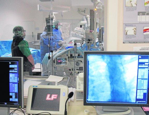 Las esperas quirúrgicas bajan 38 días con las operaciones por las tardes y las derivaciones