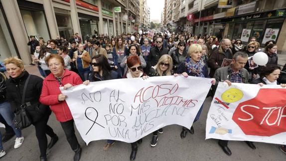Medio millar de padres y alumnos claman contra el acoso escolar en Murcia