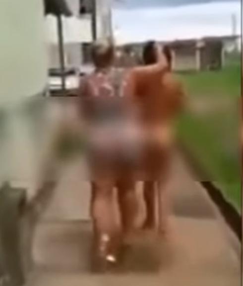 Agarra por el pelo a la amante de su marido y la pasea desnuda por la calle