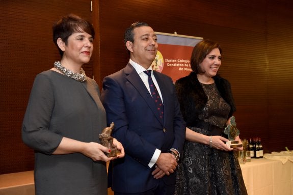 Los dentistas premian a Encarna Guillén y Amiga
