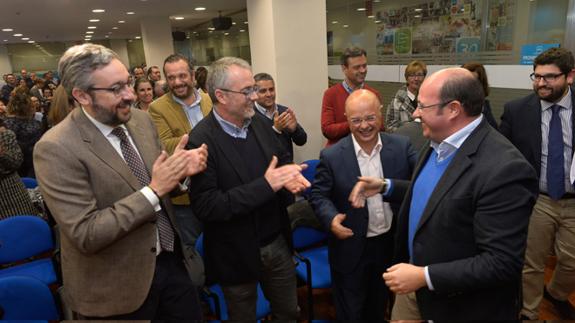 Sánchez recibe el calor del PP murciano en plena tormenta judicial