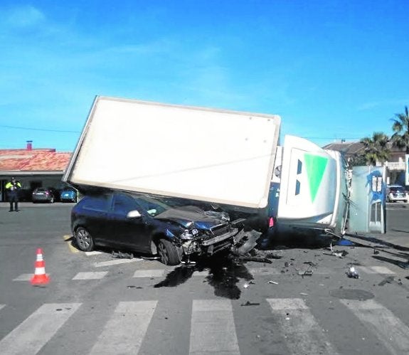 Herido leve en un aparatosa colisión