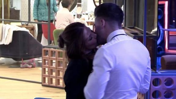 Gran Hermano Vip: Ivonne Reyes y Sergio Ayala se besan