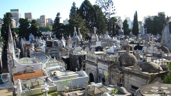 Un español, herido al caerle encima la estatua a la que se había subido para hacerse una foto