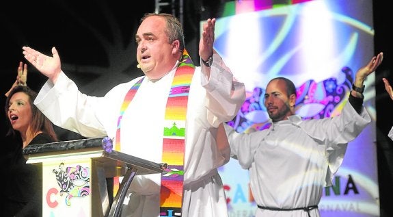 El concejal de Festejos «oficia» el pregón de Carnaval vestido de cura