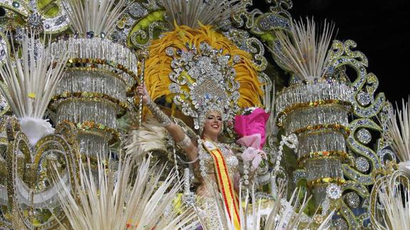 Lorena Arias, de la comparsa Salgueiro, deslumbra como reina del Carnaval de Cartagena