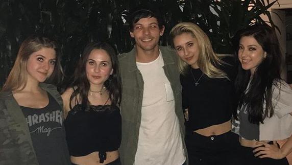 Fans de One Direction amenazan a Bella Thorne por comentar a Louis Tomlinson