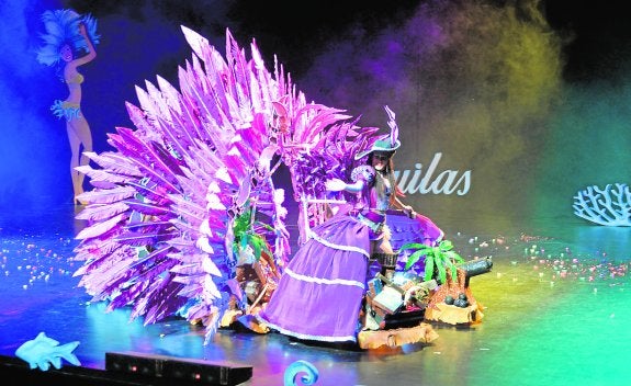 Elegancia y color en los trajes de papel en Águilas