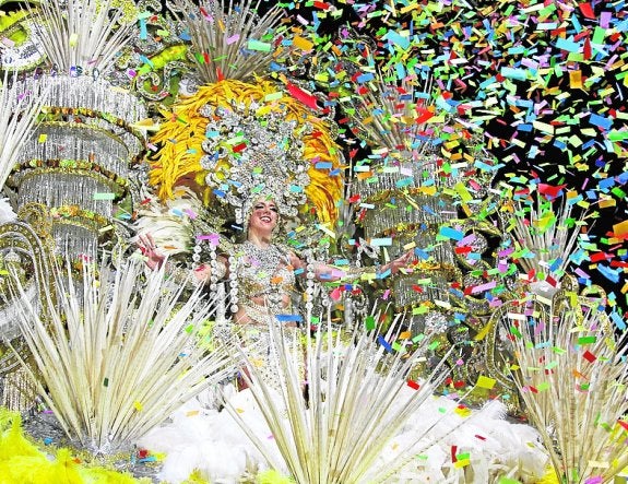 Lorena Arias logra una nueva corona de Reina del Carnaval para Salgueiro