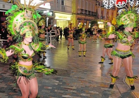 Sirenas y romanos animan el anochecer en el centro