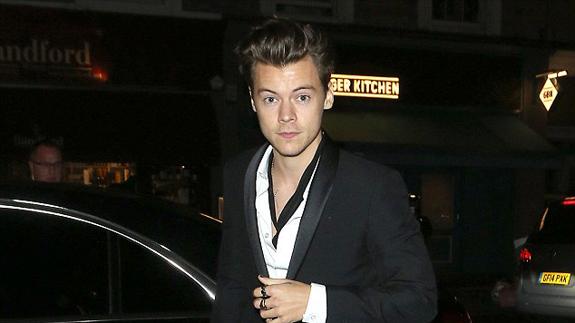 Harry Styles, de One Direction, y Jennifer Lopez tontean a distancia