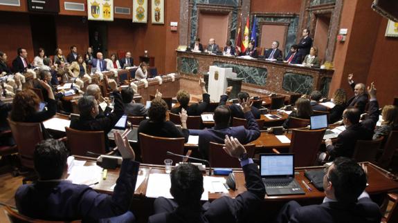 La oposición vincula el relevo de Bernal a las investigaciones al presidente de la Comunidad